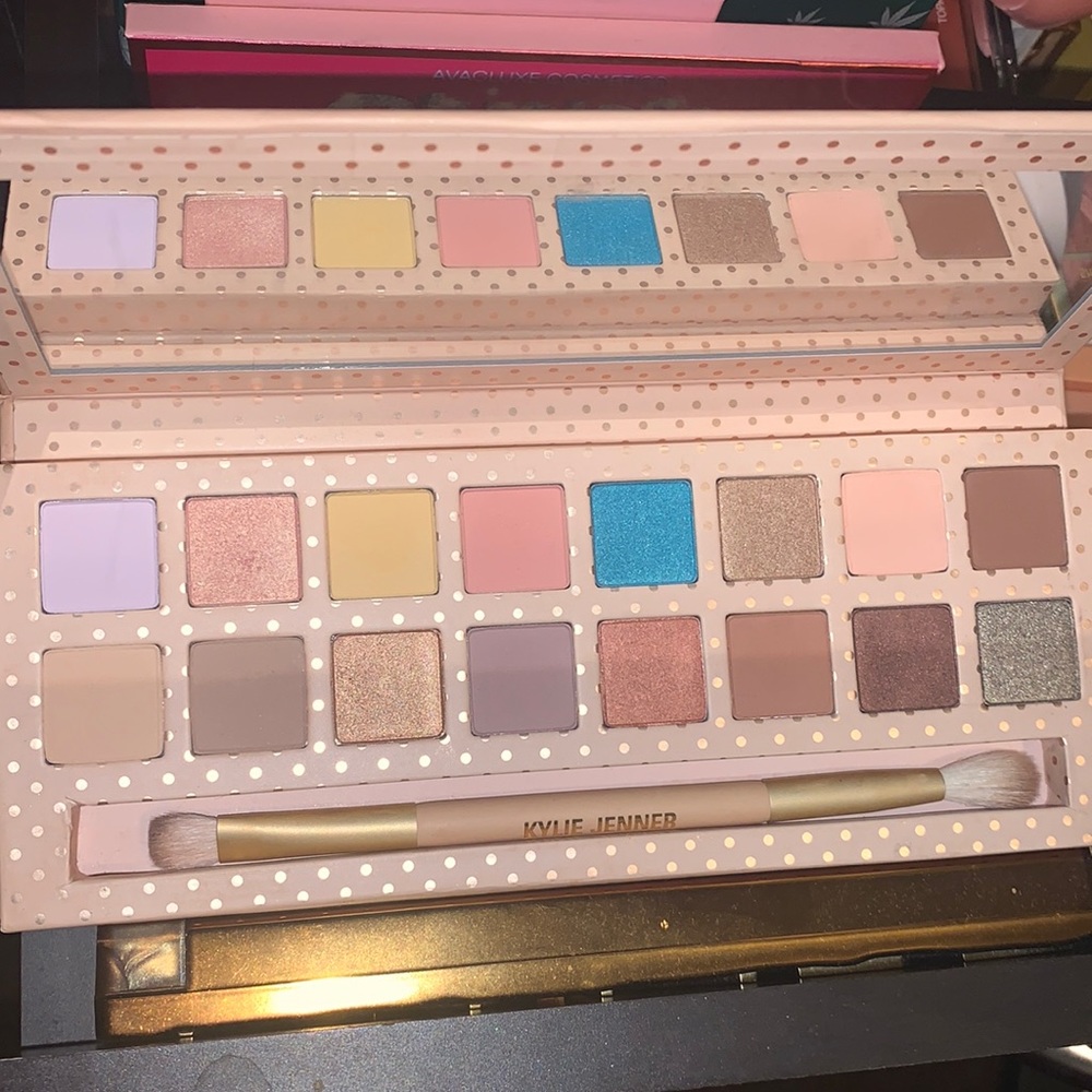 New Kylie Cosmetics Take me on Vacation Eyeshadow